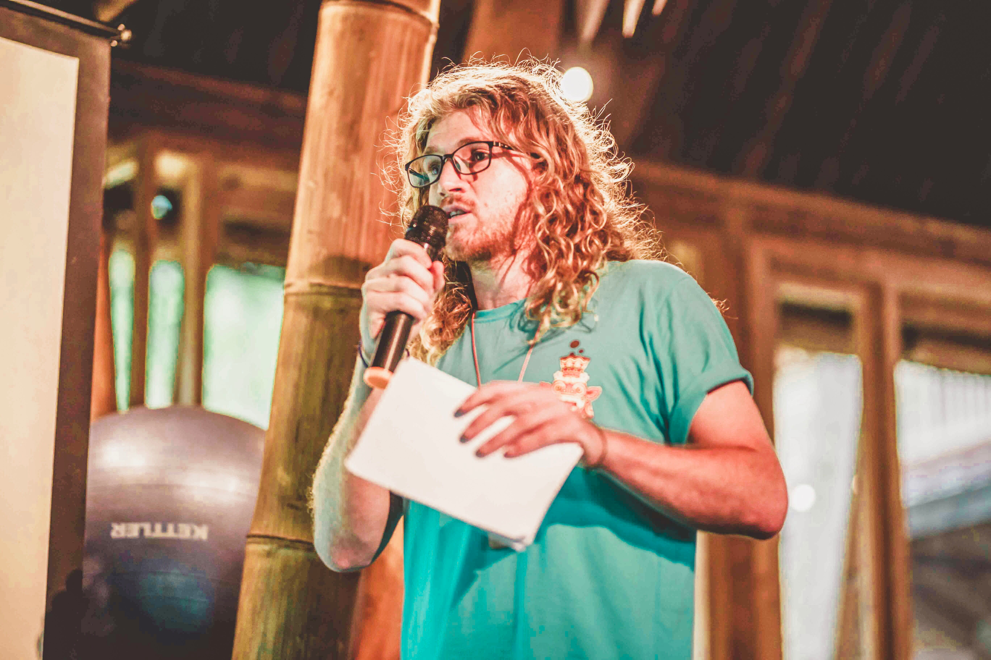 Logo design for the brand Redo on green gradient background